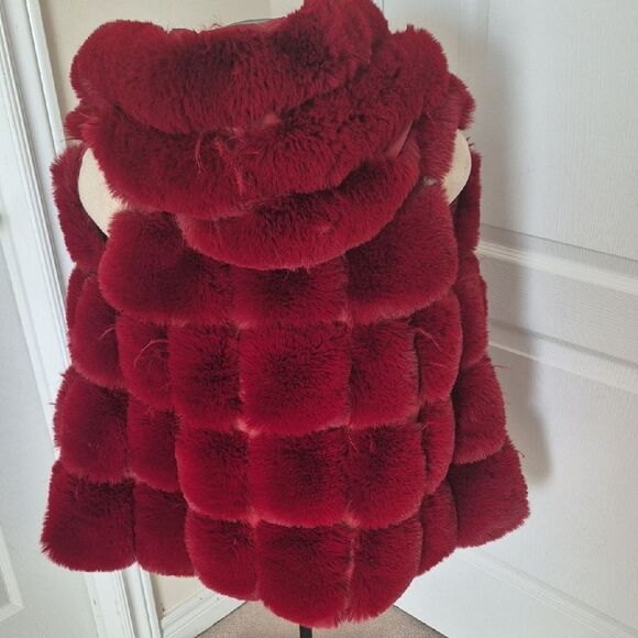 Women's Burgundy Faux Fur Vest With Hoodie - Picture 5 of 16